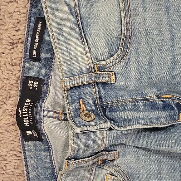 Hollister 1R distressed jeans - Picture 3 of 4